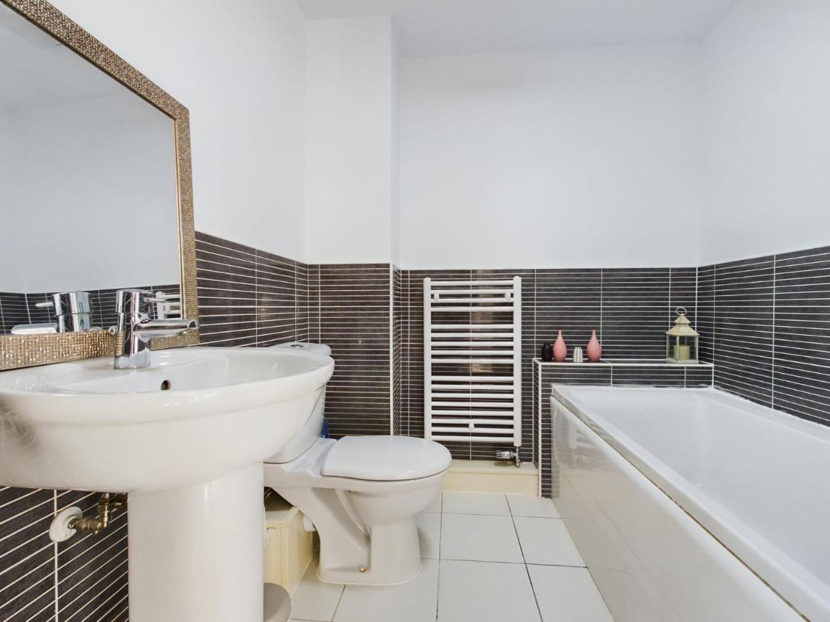 247 Serviced Accommodation In Stafford- 3Br Townhouse Bagian luar foto